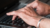 senior hands-545394 1280